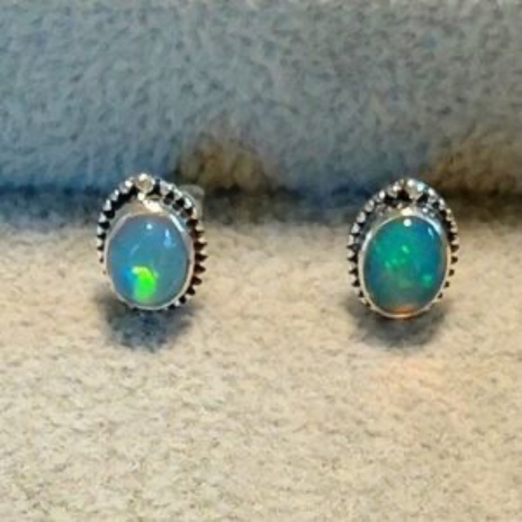 ETHIOPIAN FIRE OPAL SILVER STUDD EARRINGS - Picture 7 of 8